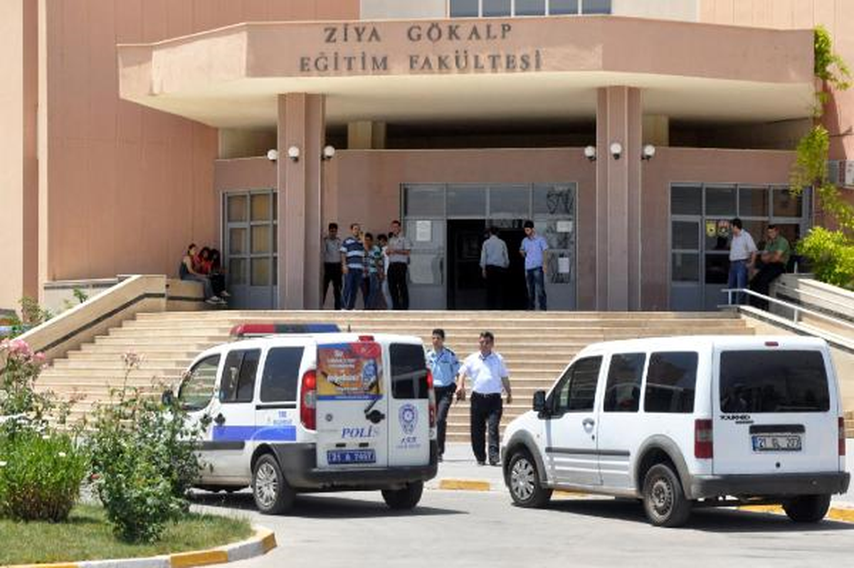 Dicle Üniversitesi\'nde 3 Ayrı Ses Bombası Patladı