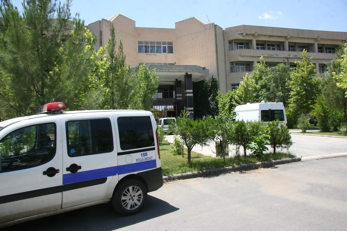 Dicle Üniversitesi\'ne Bombalı Saldırı