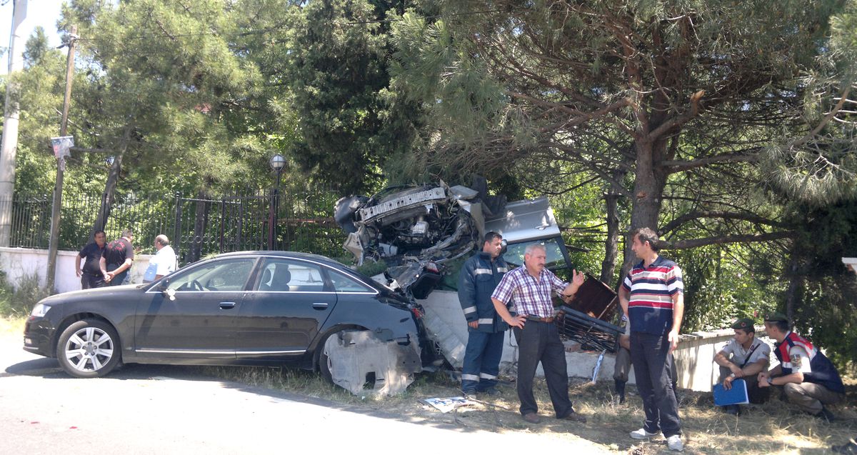 Direksiyon Hakimiyetini Kaybeden Sürücü Evin Bahçesine Uçtu