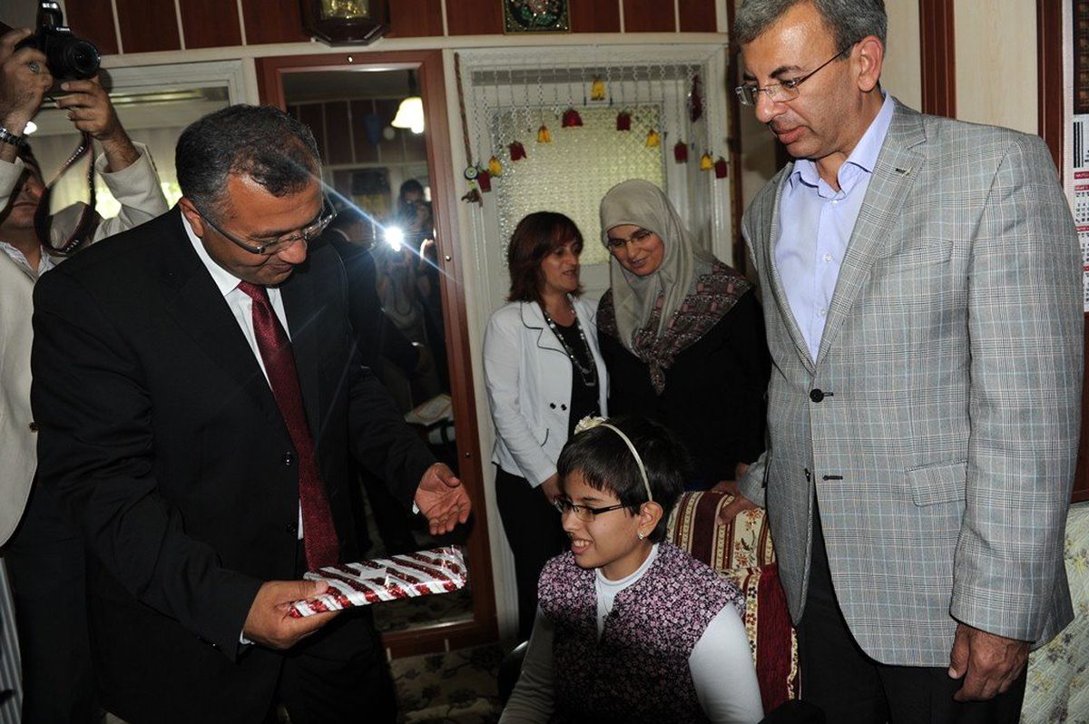 Engelli Habibe Batar Karnesi Evinde Aldı