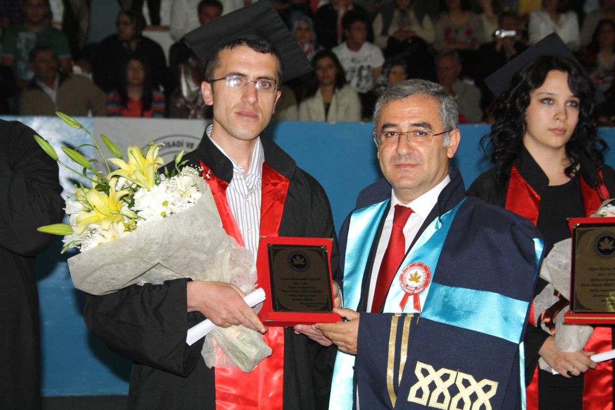 Erü İibf 30. Dönem Mezunlarını Verdi