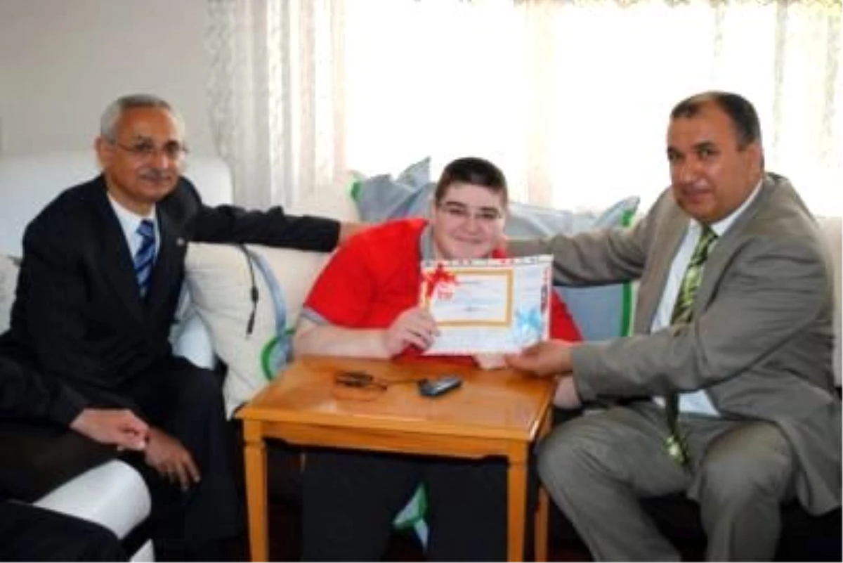 Eskişehir\'de Engelli Öğrenci Karnesini Evinde Aldı
