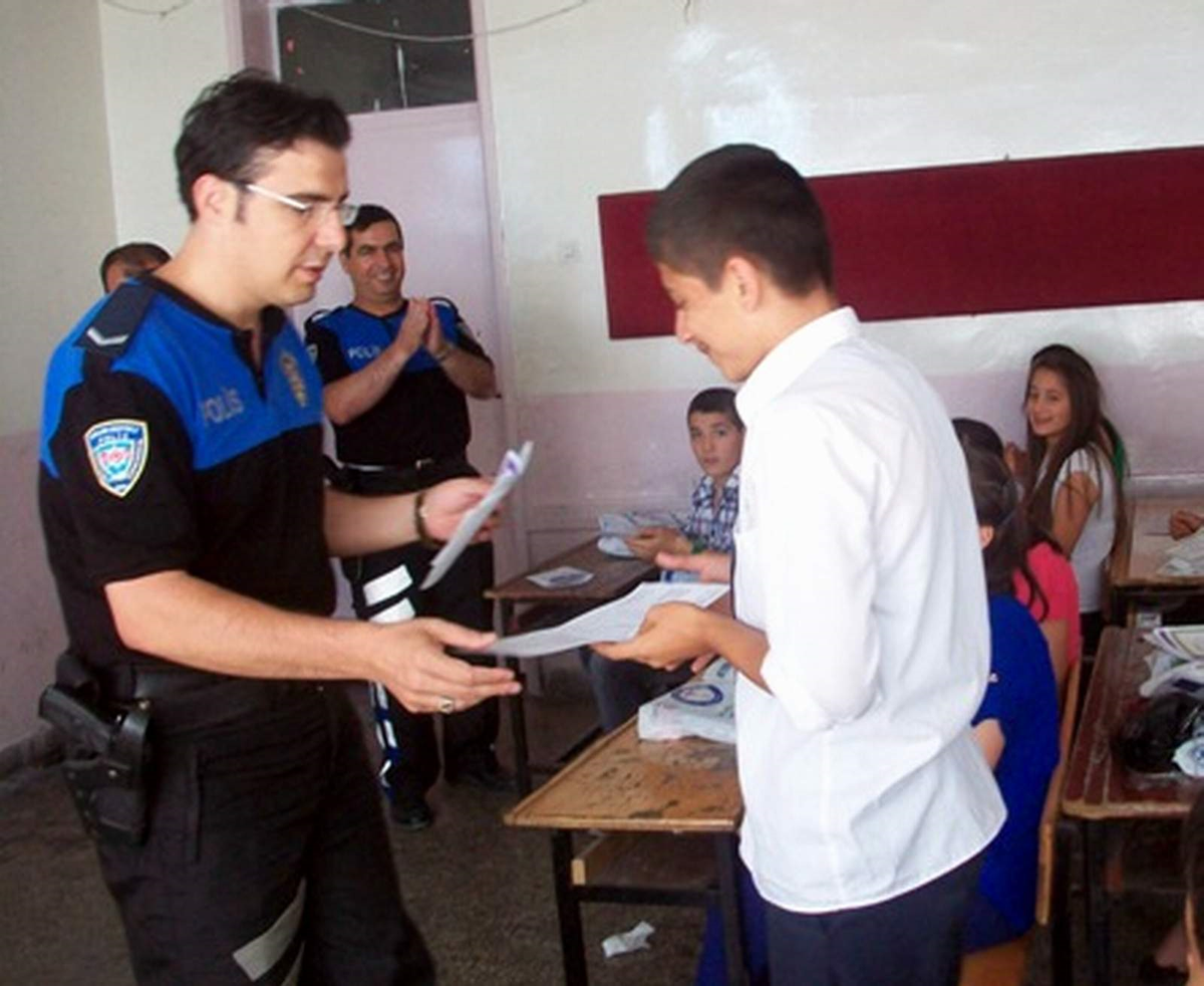 Gaziantep Polisi, Karnesi Zayıf Olan Öğrencileri Evinde Ziyaret Etti