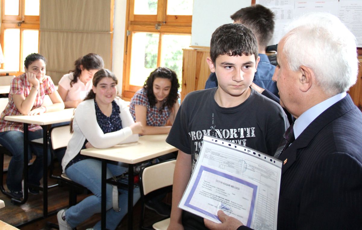 Giresun\'da Öğrenciler Karnelerini Vali Şahin\'den Aldılar