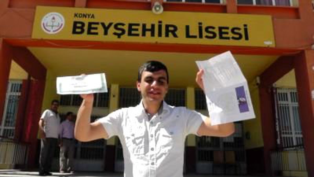 Görme Engelli Öğrencinin Karne Sevinci