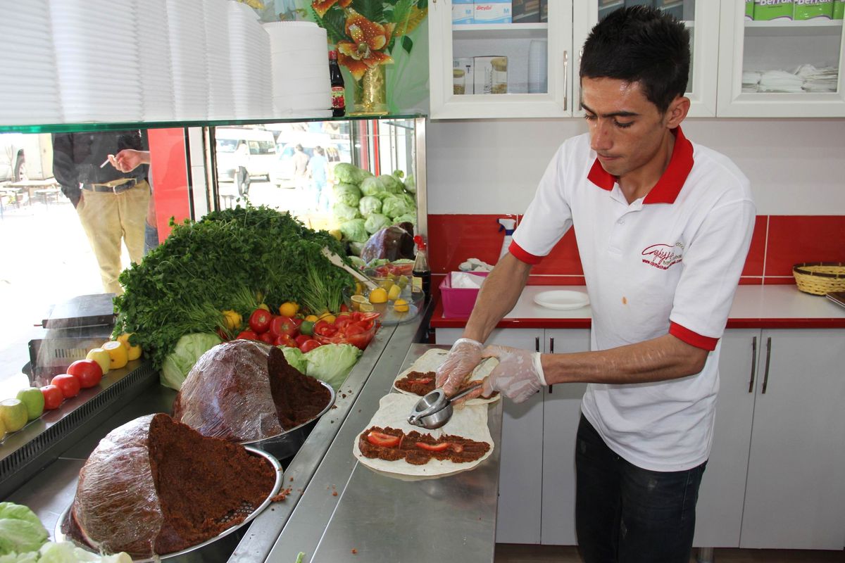 Hakkari'de İlk Çiğ Köfte Salonu Açıldı