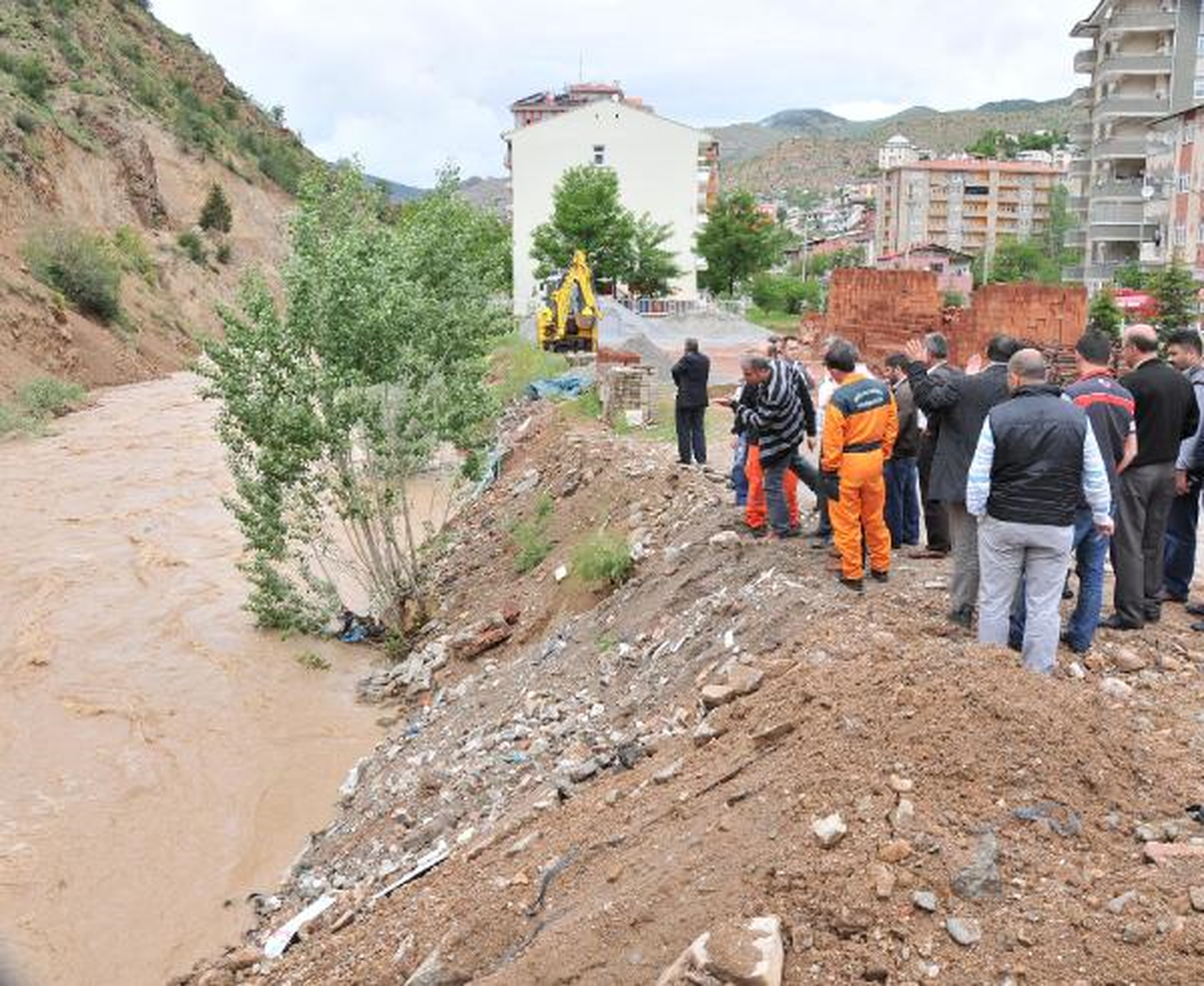 İntihar Ettiği Sanılan Engelli Kadın, Harşit Çayı\'nda Aranıyor