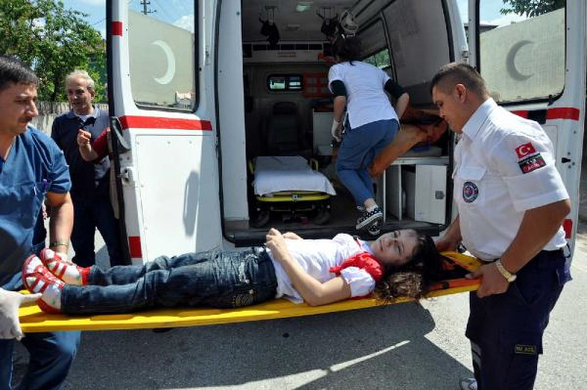 Karnesini Alıp Eve Giderken Otomobil Çarptı