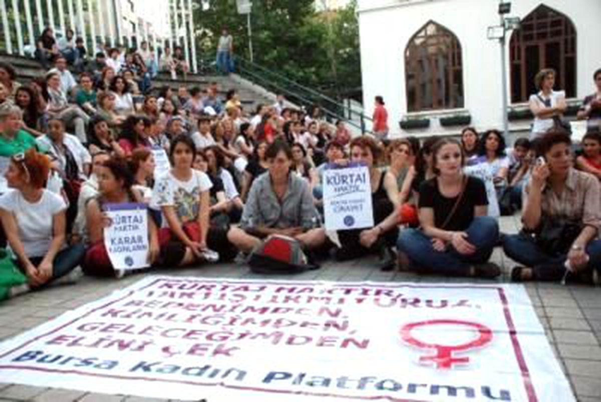Kürtaj Tartışmasına Tiyatrolu Protesto