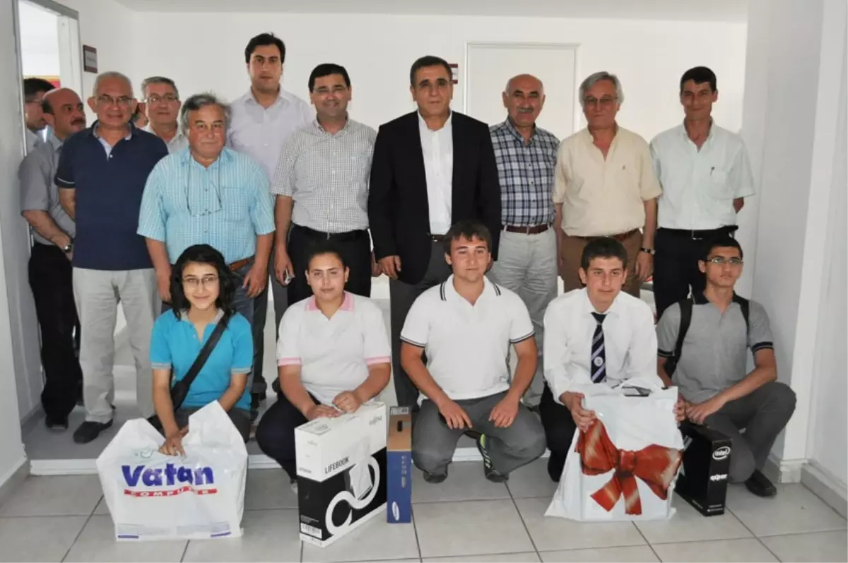 Münazara Şampiyonları Ödüllendirildi