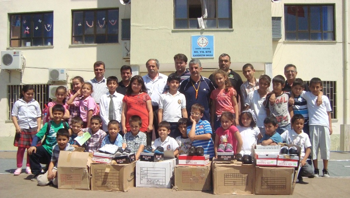 Ödemiş Belediyesi ve Ayakkabıcılar Odası İşbirliği ile 700 Öğrenciye Spor Ayakkabısı