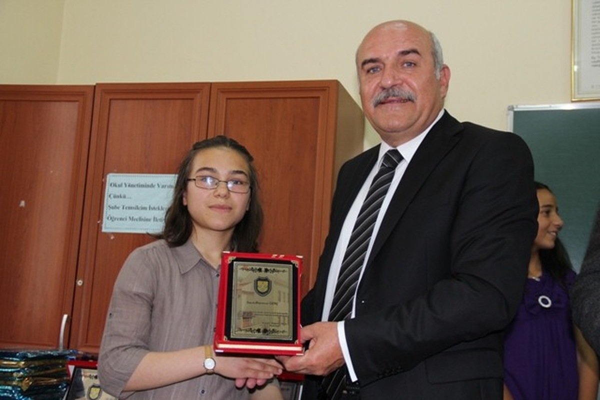 Öğrencilerin Karne Coşkusu