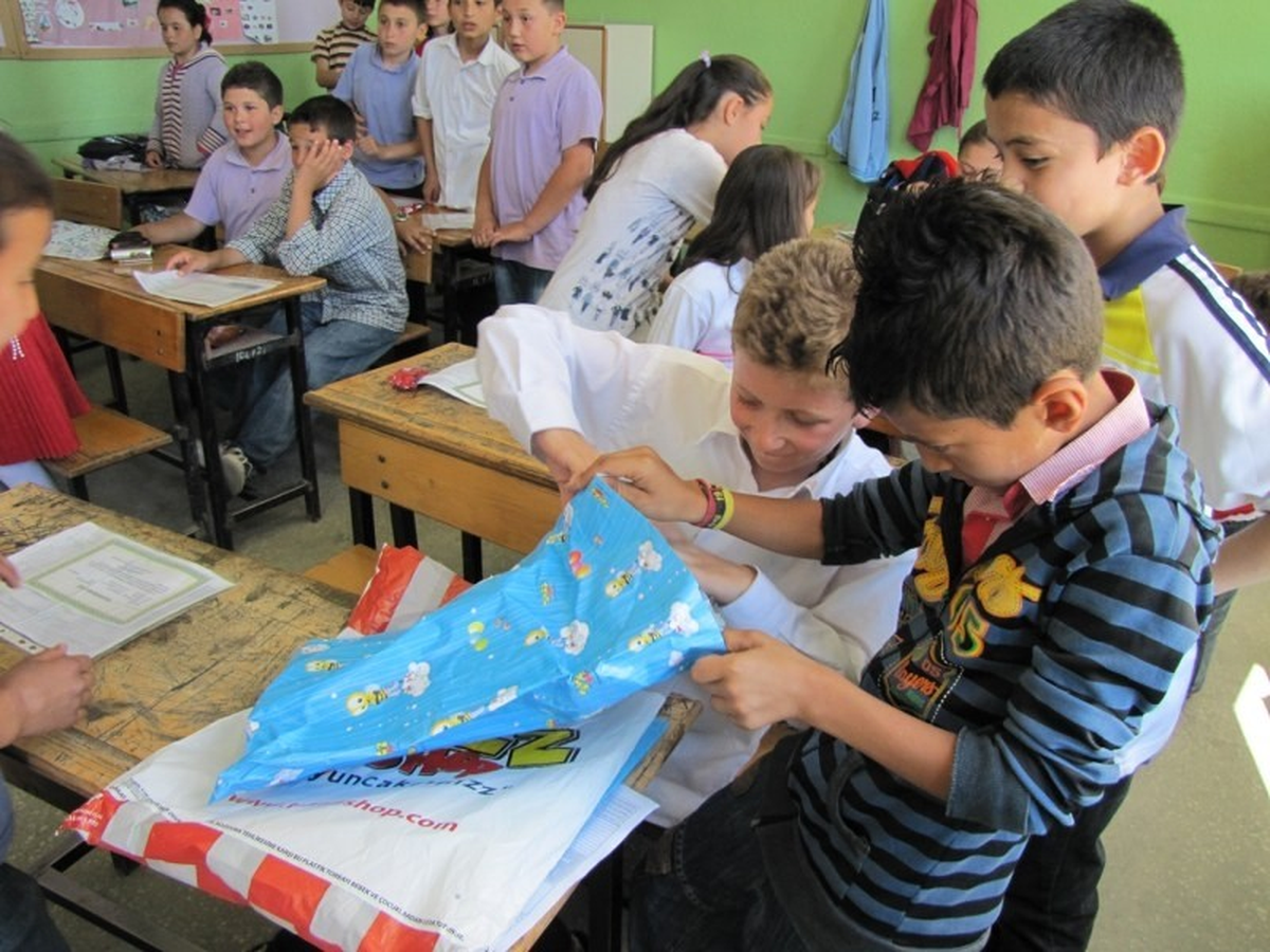 Özel Mef Okulu Öğrencileri Hisarcık\'taki Mektup Arkadaşlarına Hediye Gönderdiler