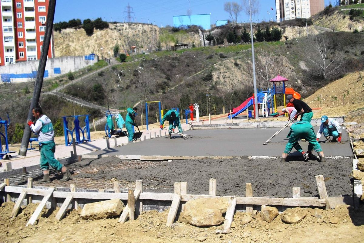 Parklarda Yaz Bakımı Başladı