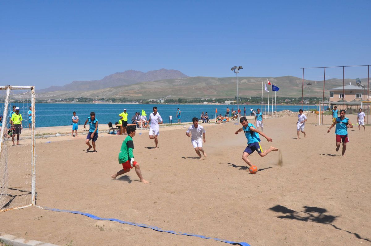 Plaj Futbolu Edremit\'te Başladı