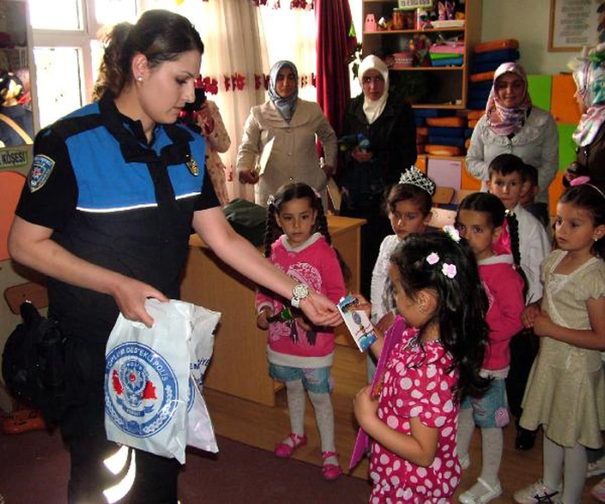 Polisten Öğrencilere Karne