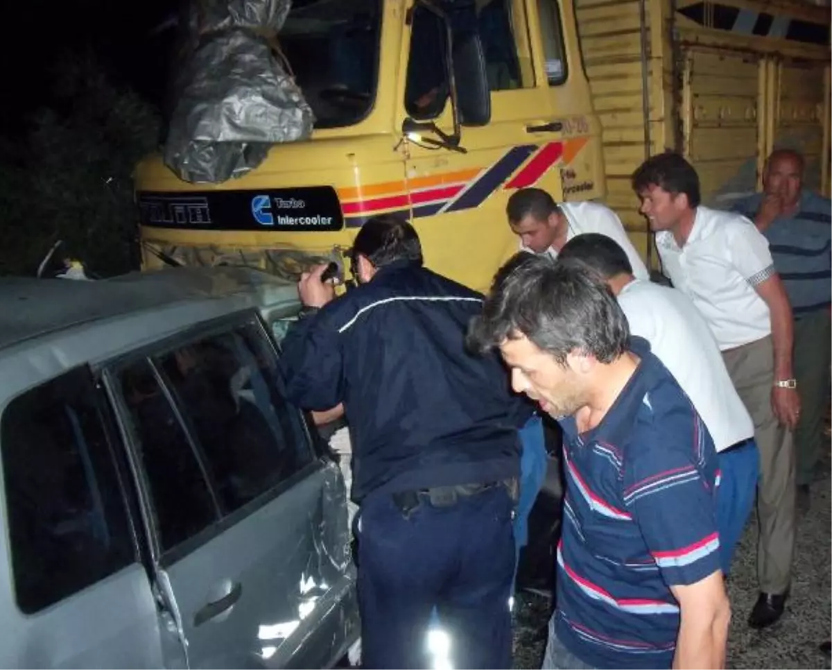 Otomobil ile Kamyon Birbirine Girdi