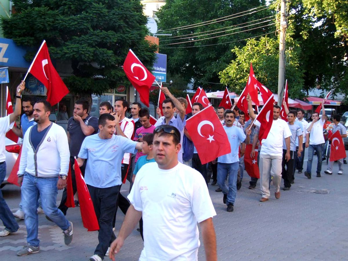 Şehit Binbaşı İçin Sokağa Döküldüler