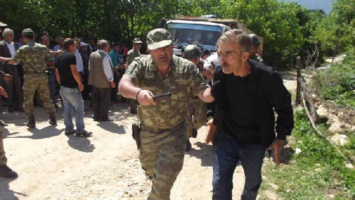 Taş Ocağı Kamyonlarına Tepki Gösteren Köylüler Yol Kapattı