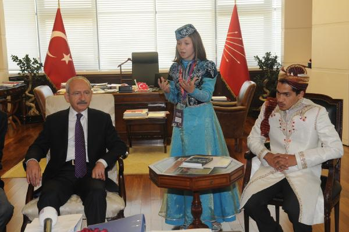 Türkçe Olimpiyatları\'na Katılan Çocuklar, Kılıçdaroğlu\'nu Ziyaret Etti