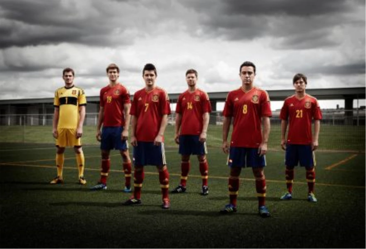 UEFA EURO 2012™\'nin Resmi Sponsoru adidas