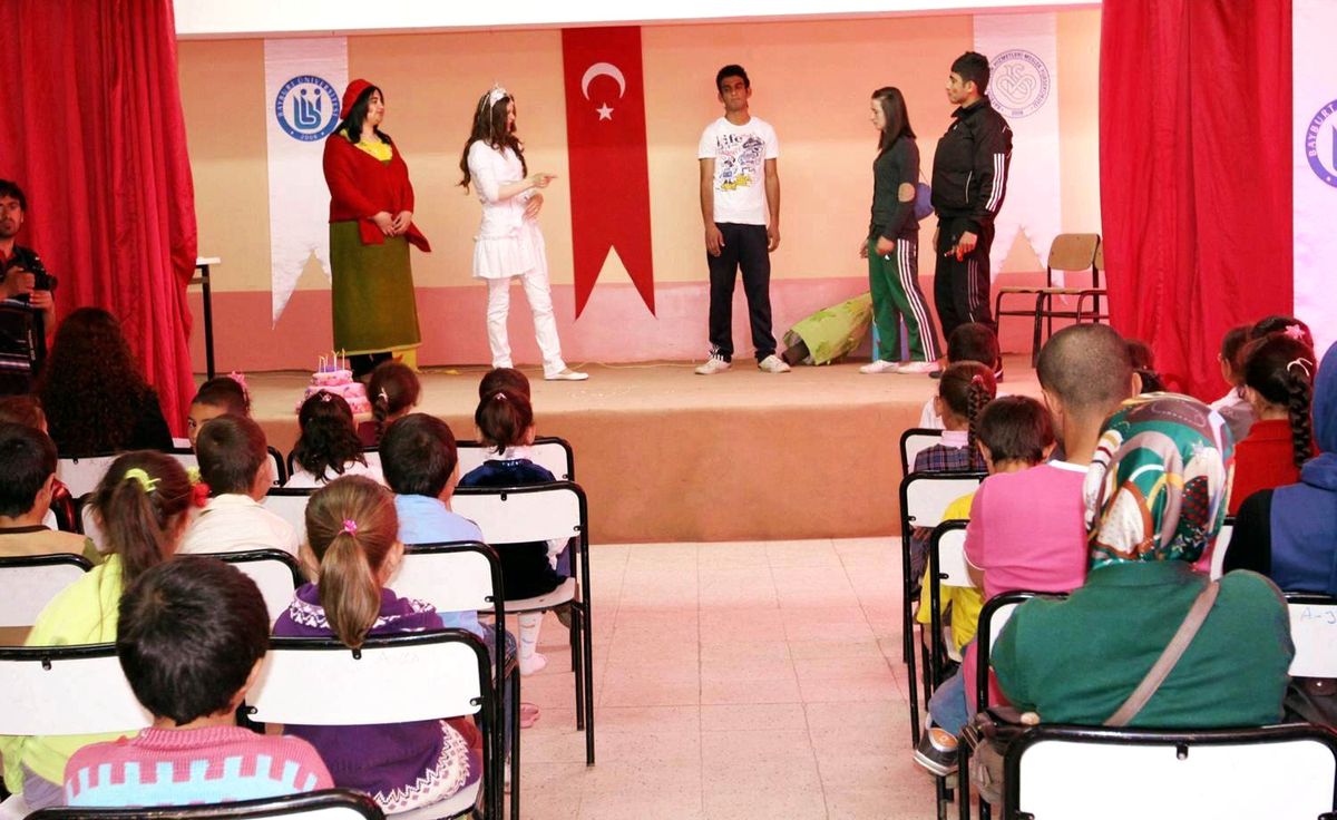 Üniversitelilerden Köy Öğrencilerine Süt İkramı