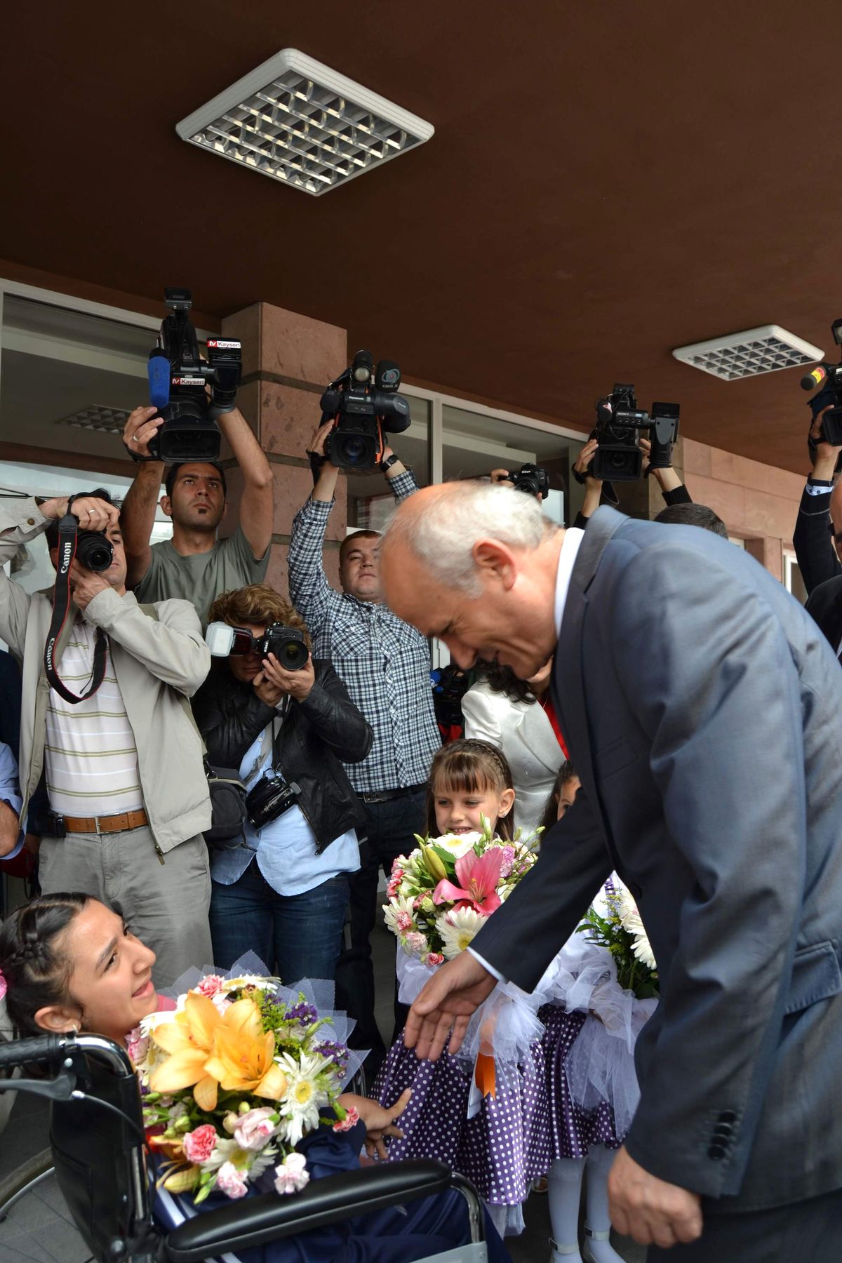 Vali Bilici Depremzede Öğrencilere Karne Verdi