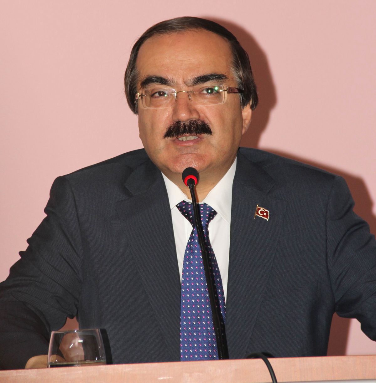 Vali Coş\'tan Karne Dağıtımında Öğrencilere Uyuşturucu Uyarısı