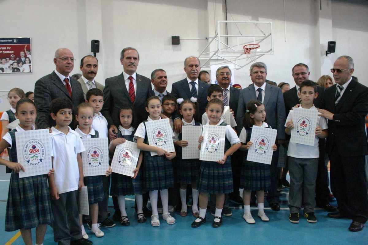 Vali Harput\'un Elini Öpüp Karnelerini Aldılar
