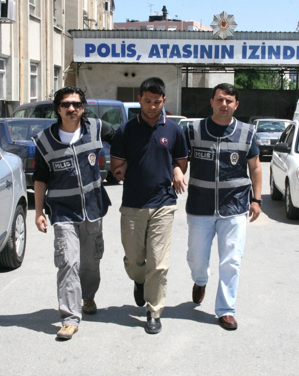 Yaşlı Kadının Elini Öptü Bilezikleri Kaptı