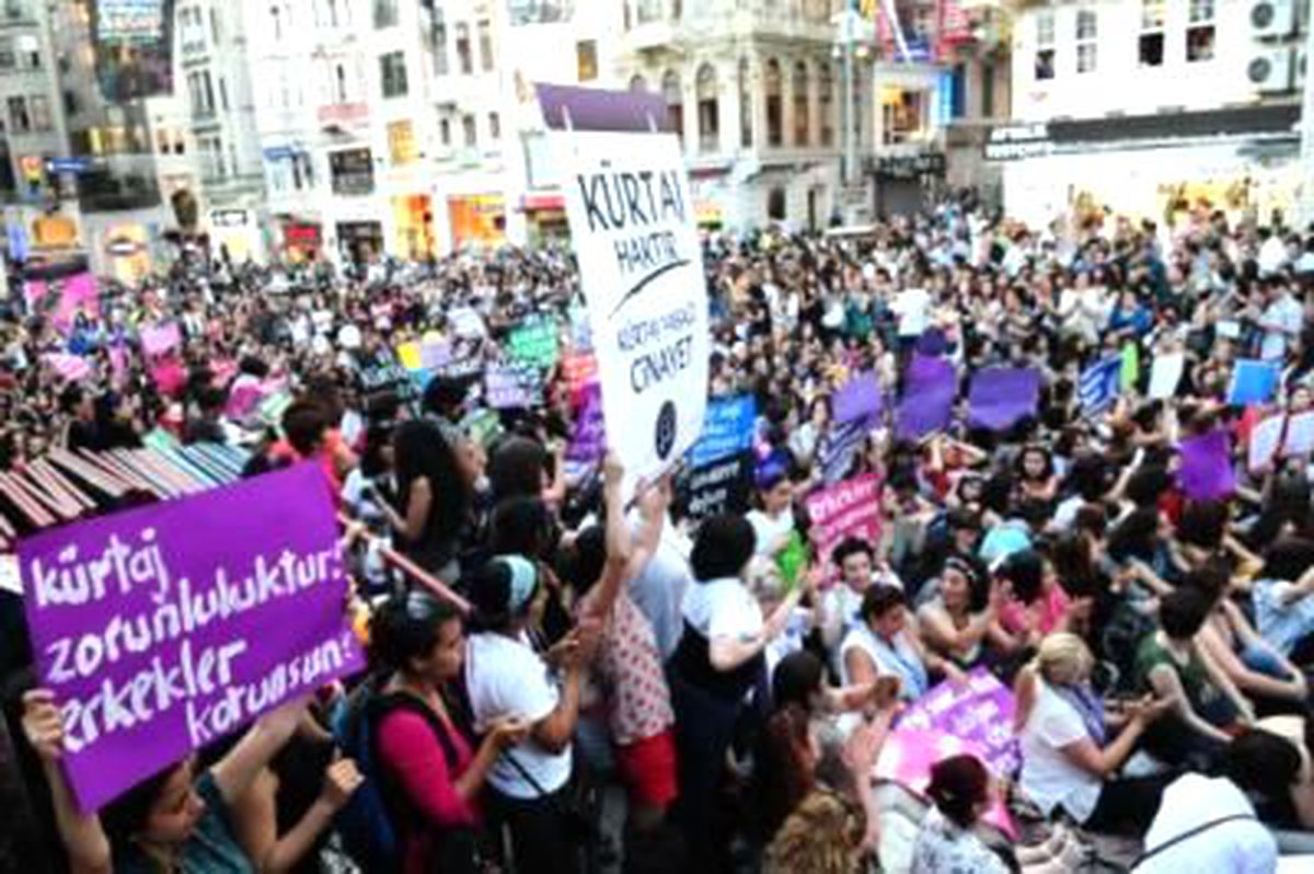 Yeniden\\ Yüzlerce Kadından Kürtaj Protestosu