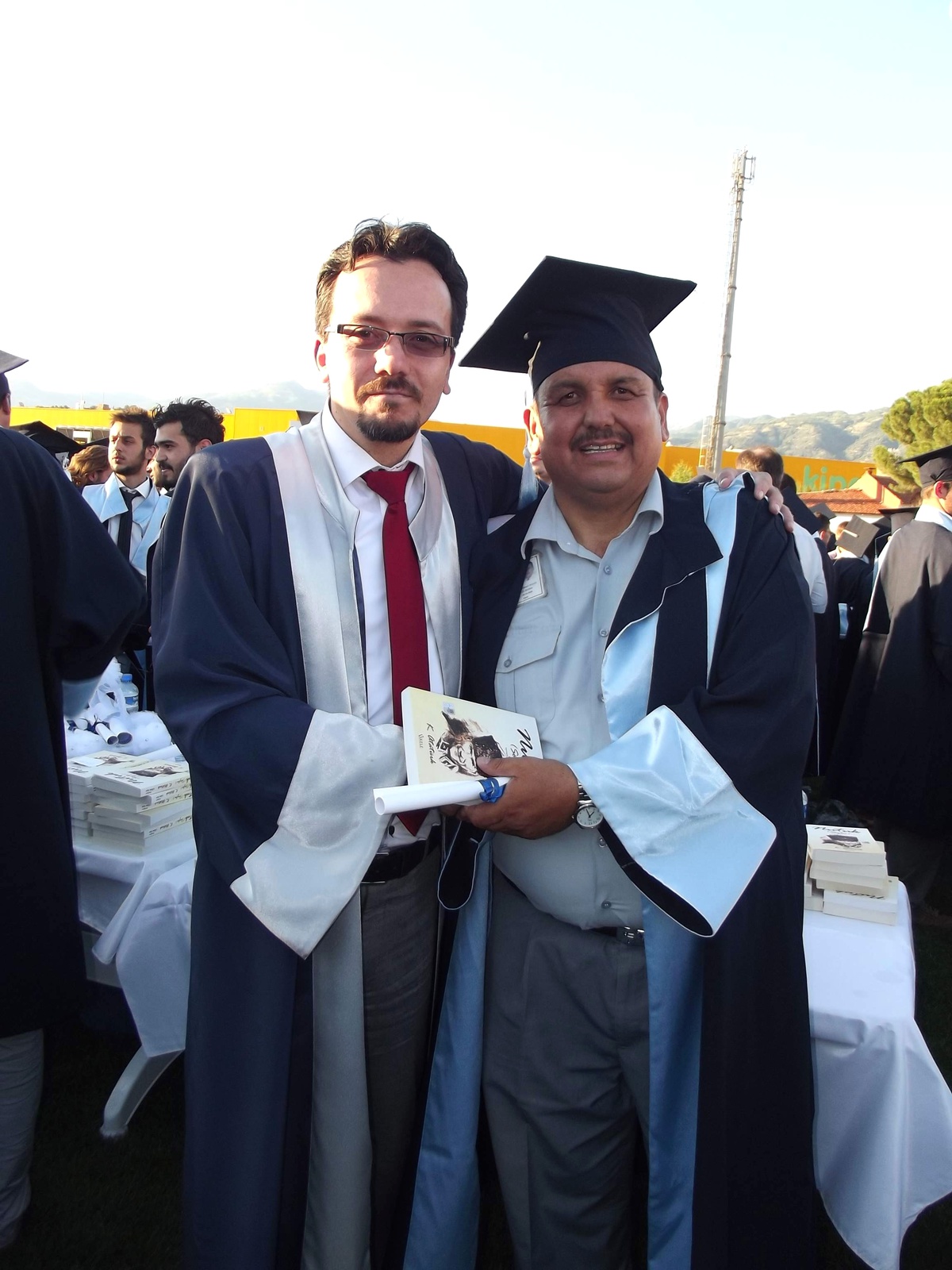 48 Yaşındaki Güvenlik Görevlisi Mezun Oldu