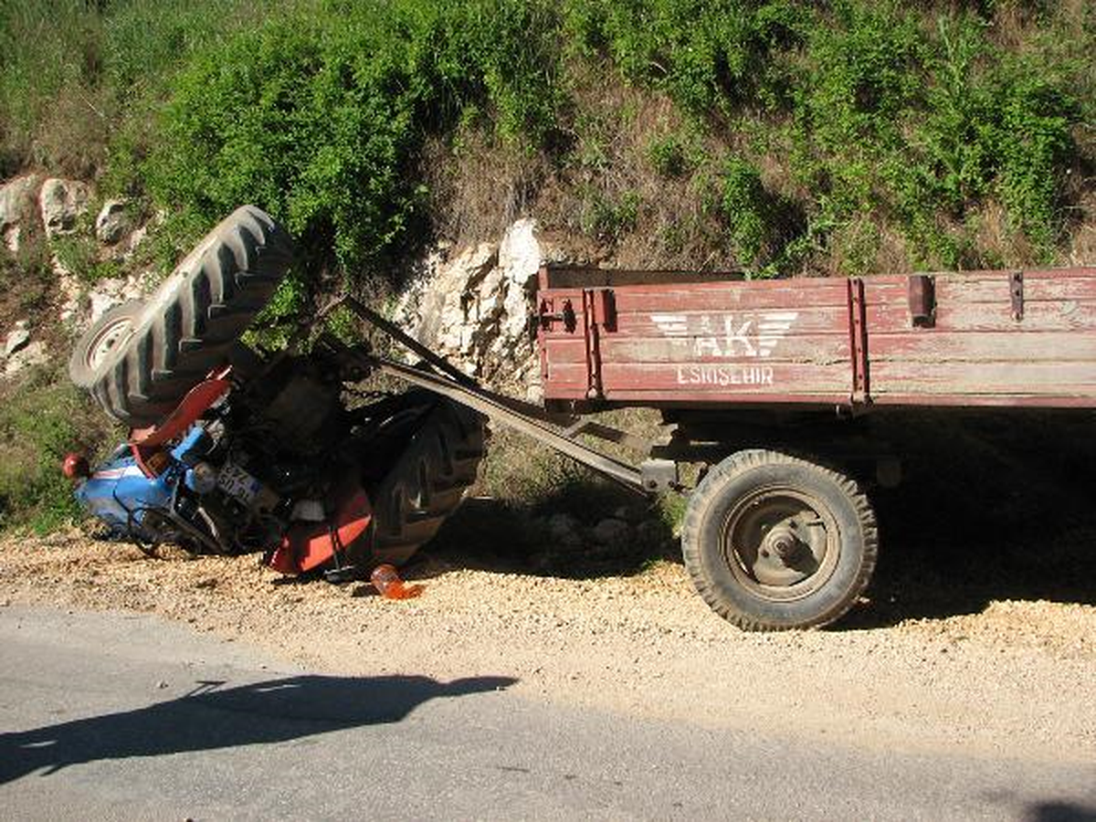 Çiftçi Traktörünün Altında Kalarak Öldü