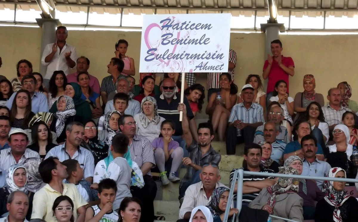 Adü Mezuniyet Töreninde Sürpriz Evlilik Teklifi