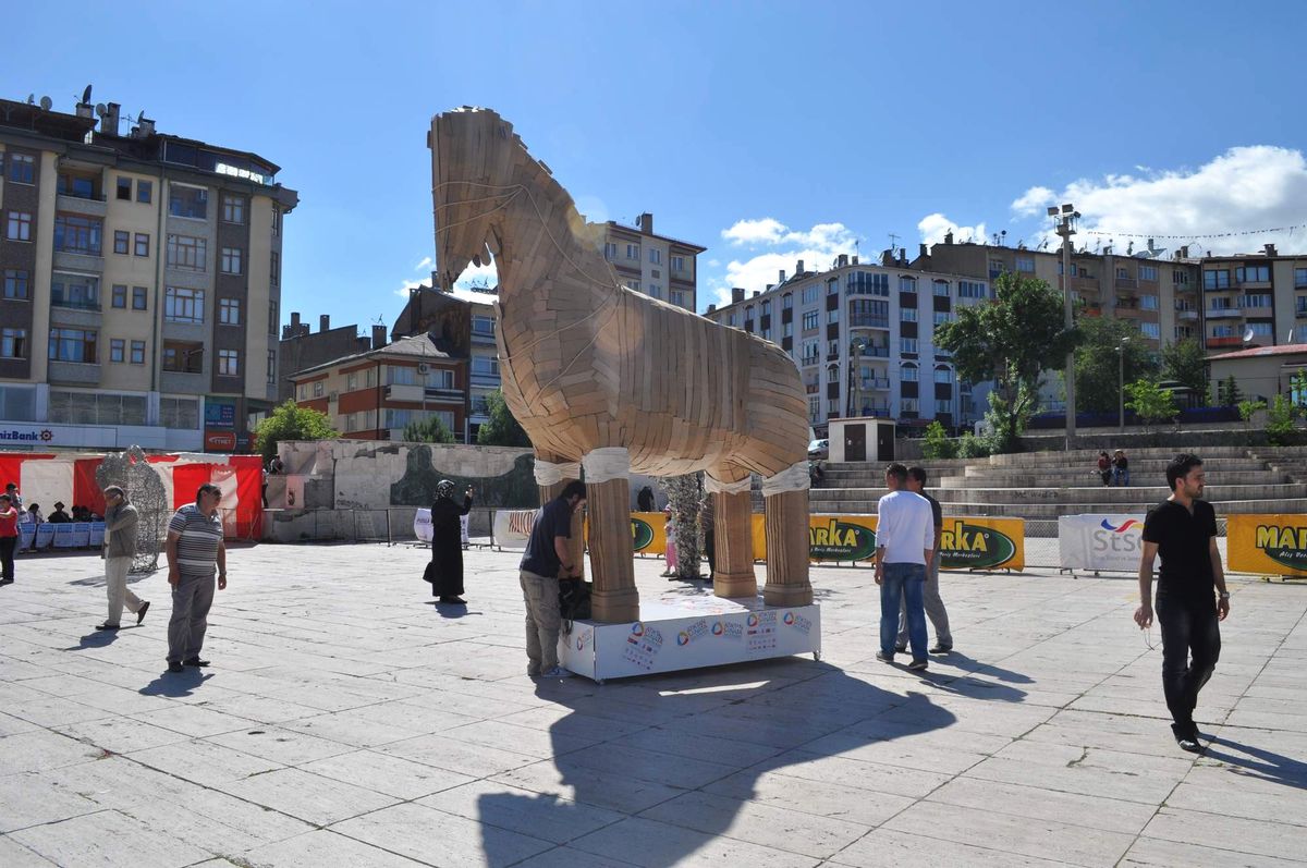 Atık Mukavvalardan \'Truva Atı\' Yaptılar