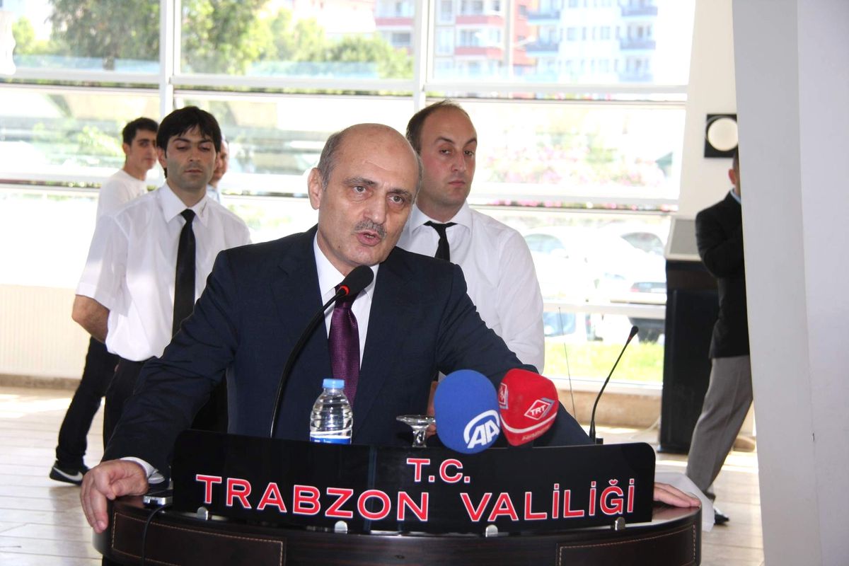 Bakanlar Davutoğlu ve Bayraktar Trabzon\'da Sivil Toplum Kuruluşları ile Yemekte Buluştu