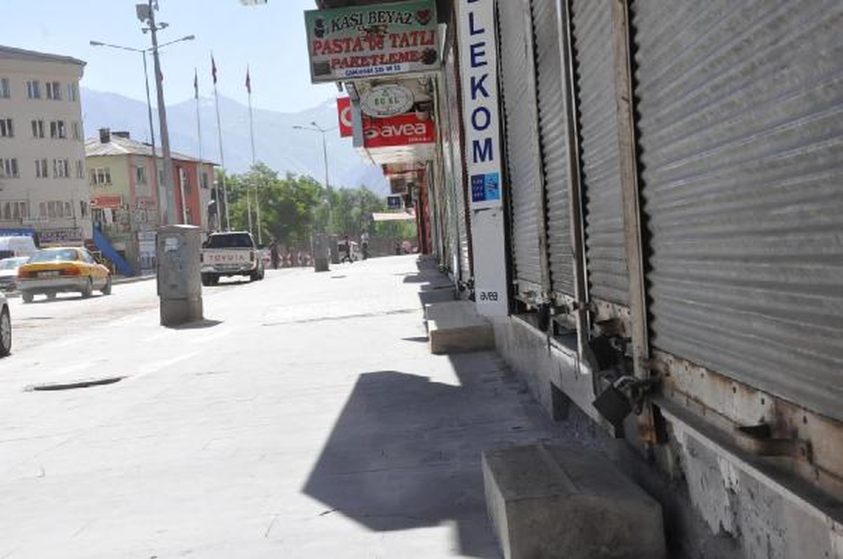 Hakkari\'de Kepenkler Açılmadı