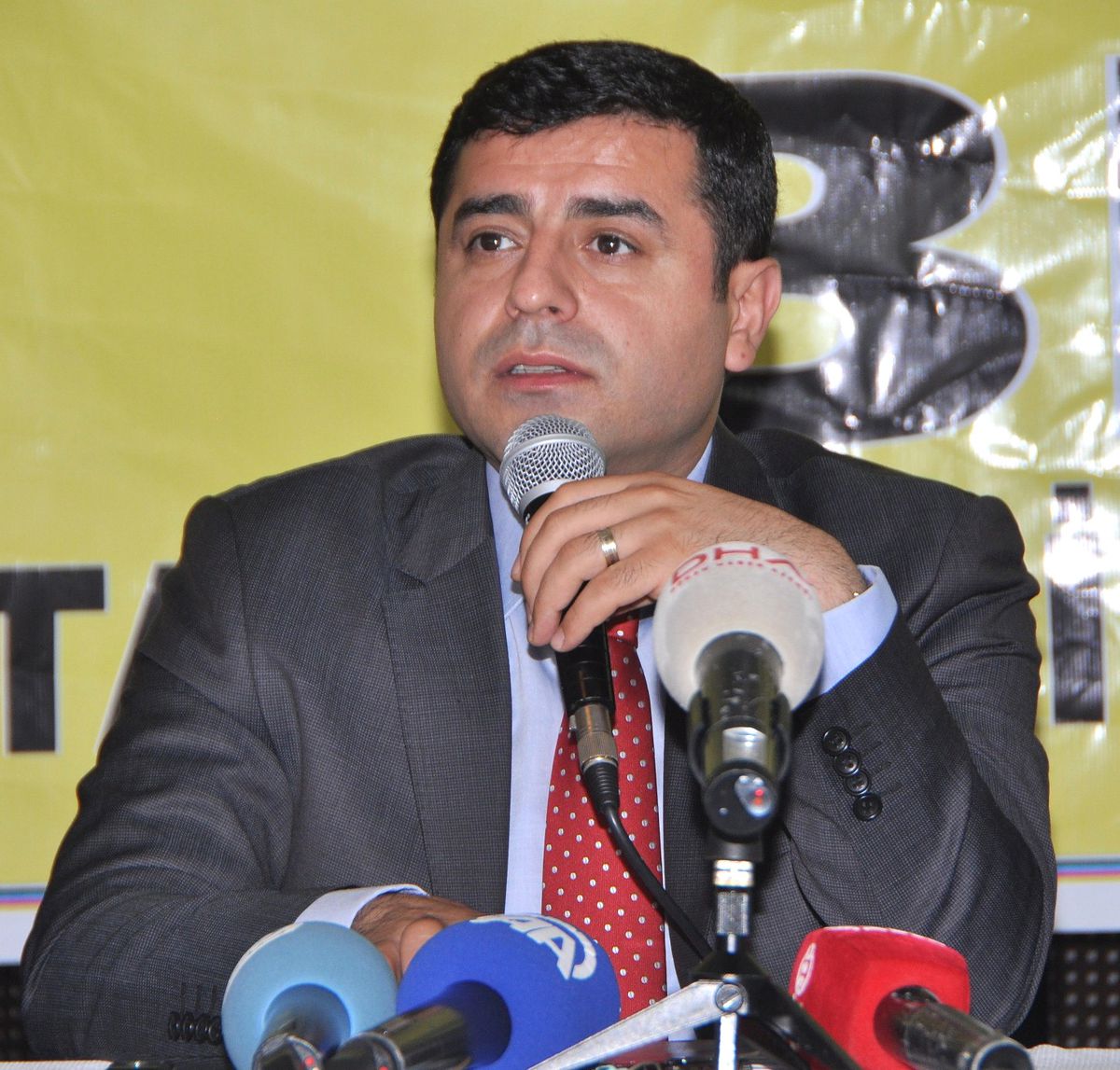 BDP'li Demirtaş: 'Barış İstiyorsanız Savaş İsteyenler Kadar Cesaretli Olacaksınız'