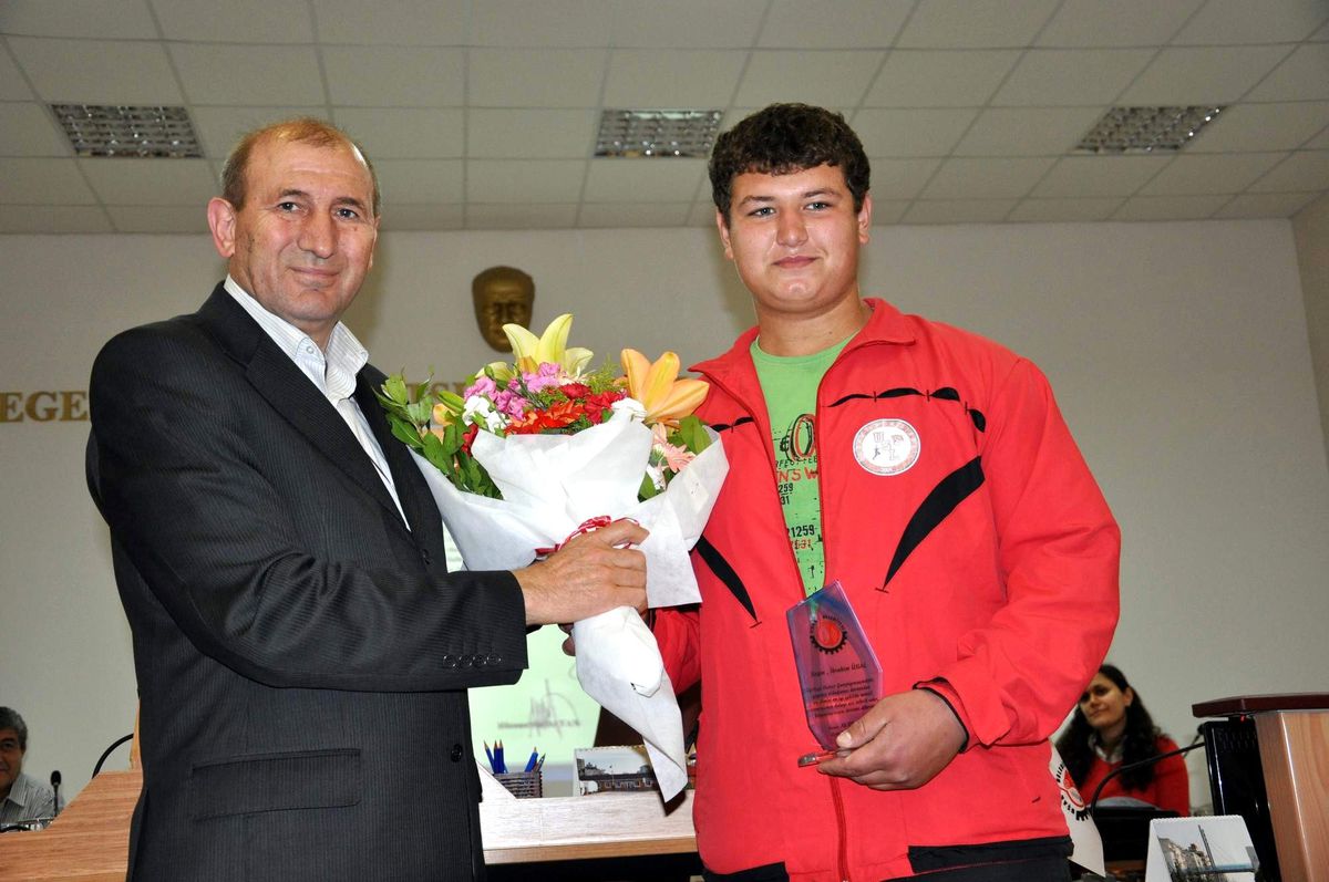 Belediye Başarılı Haltercilere Altınla Ödüllendirdi