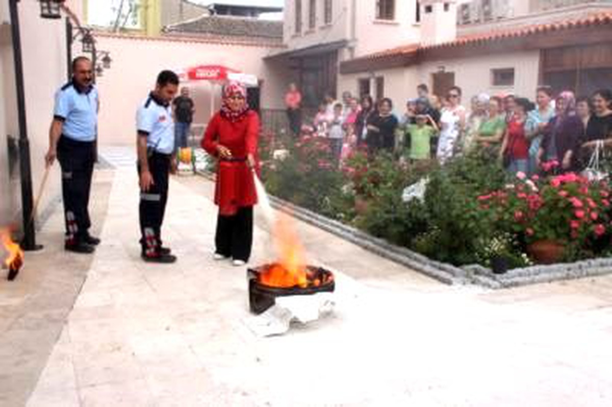 Bergama Belediyesi\'nden Kursiyerlere Yangın Eğitimi