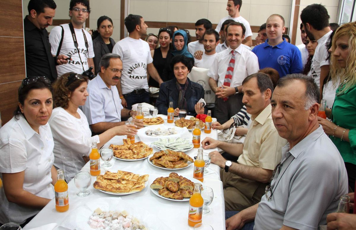 Dicle Üniversitesi\'nden Bez Torba Dağıtımı