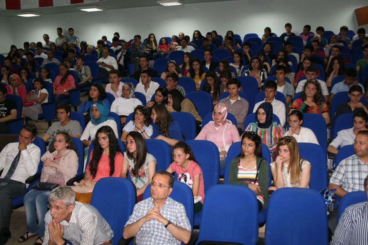 Düzce Belediyesi\'nden Festivale Katılan 10 Okula Laptop Verildi