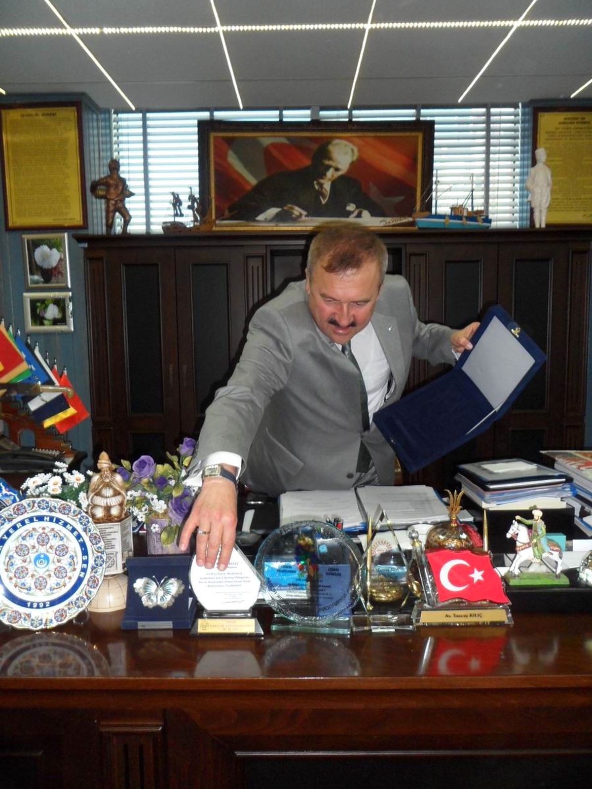 Edremit Bakkallar Odası\'ndan Başkan Kılıç\'a Şükran Plaketi