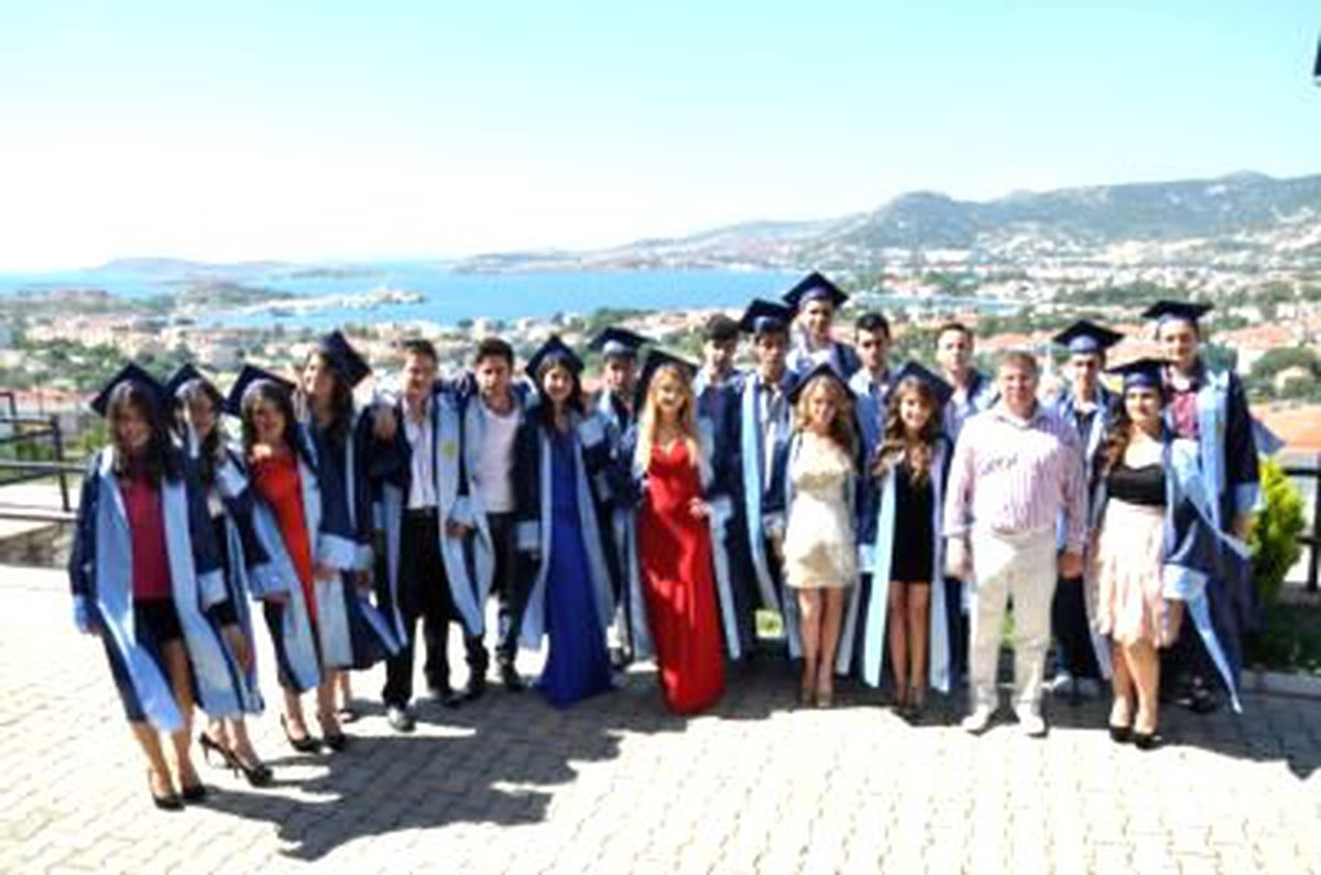 Foça Anadolu Lisesi 4. Dönem Mezunlarını Verdi