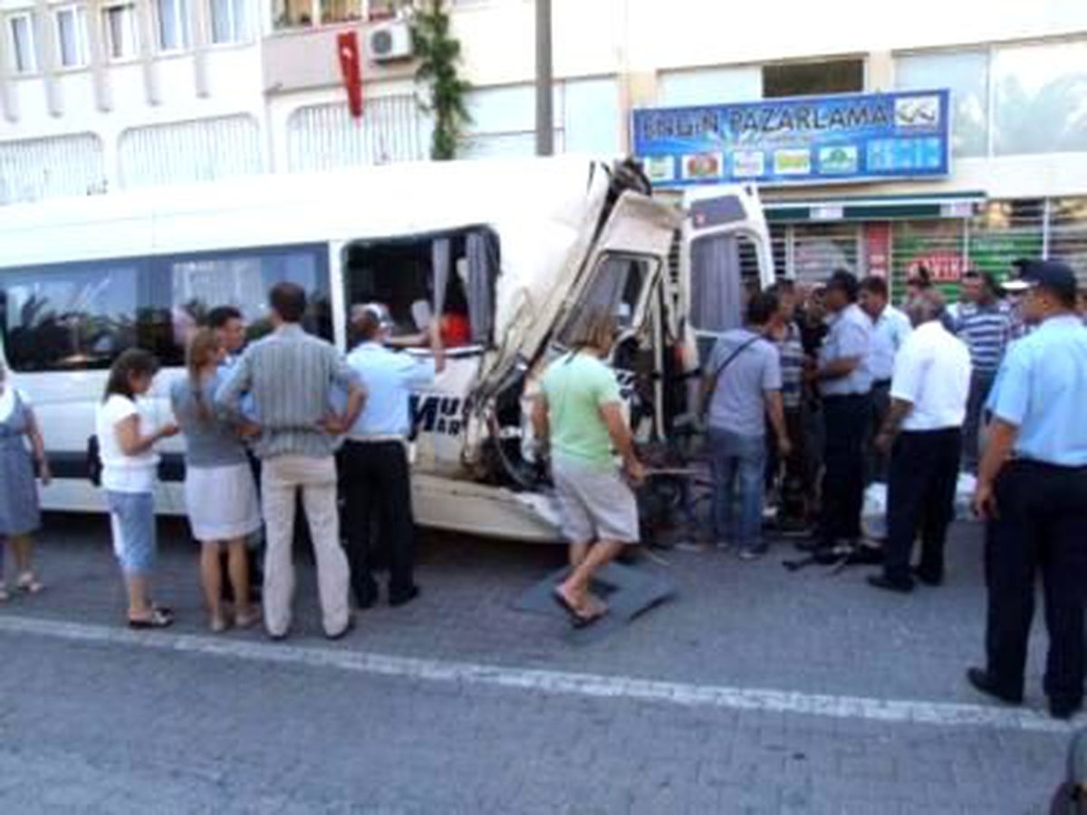 Freni Boşalan Kamyonet Minibüse Çarptı; 4 Yaralı