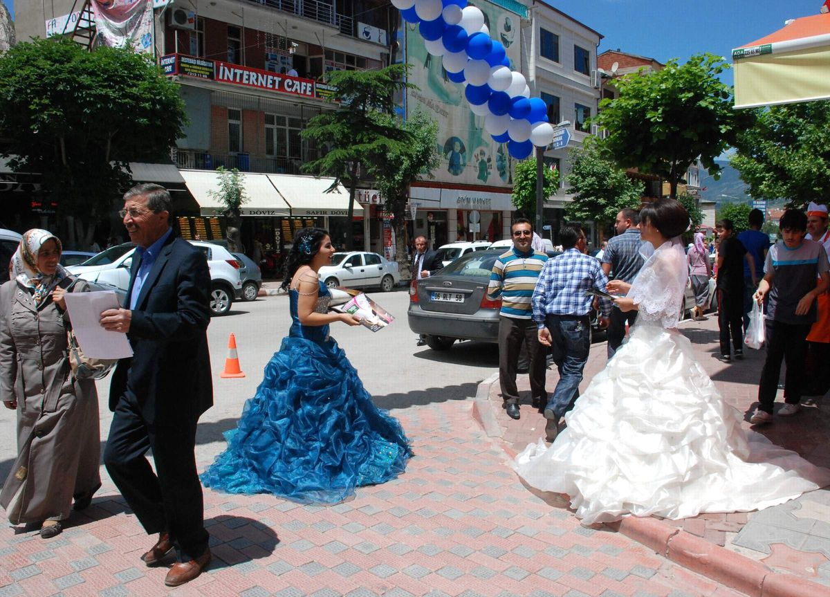 Gelinlikli Mağaza Tanıtımı