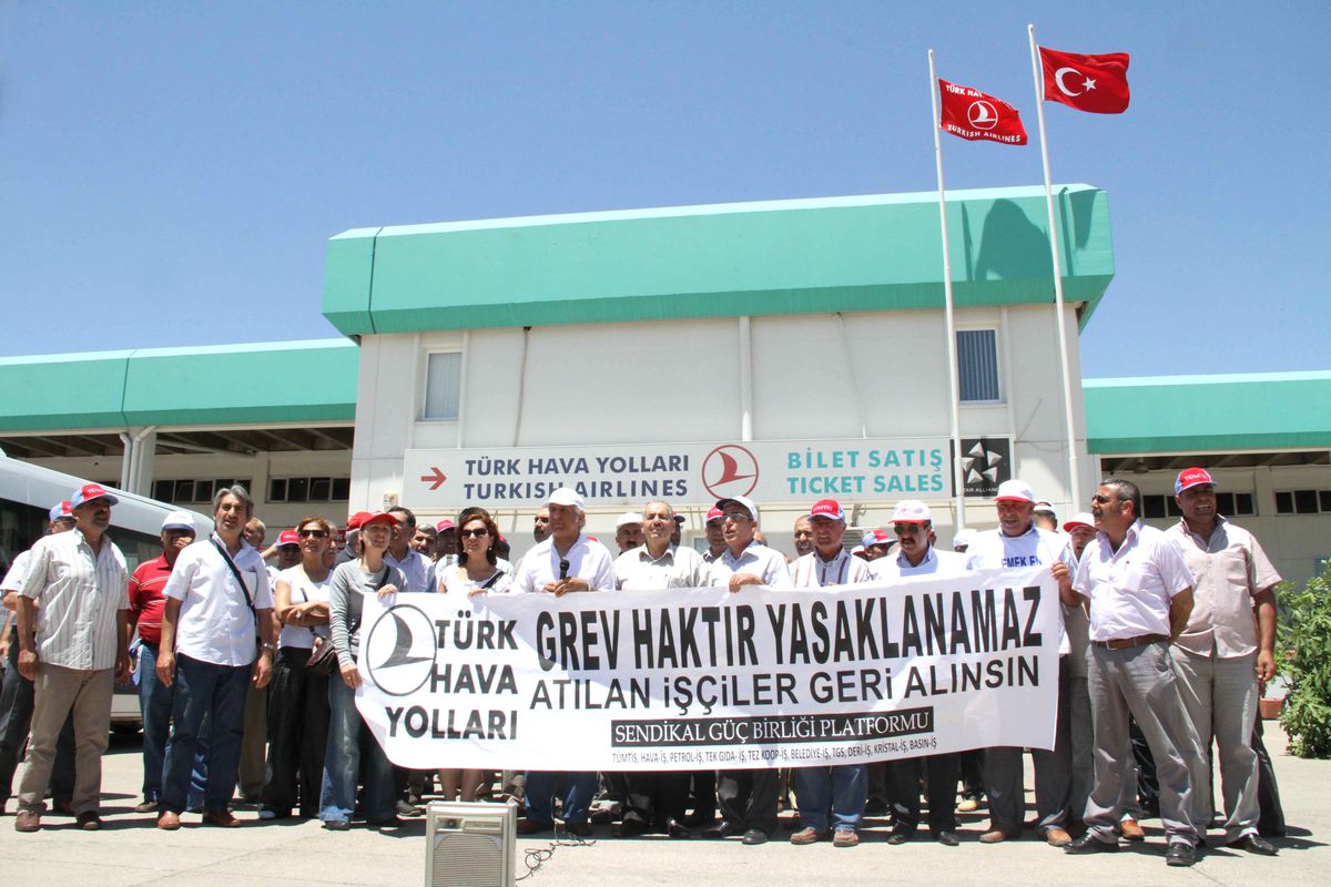 Havaalanında \'Grev\' Protestosu