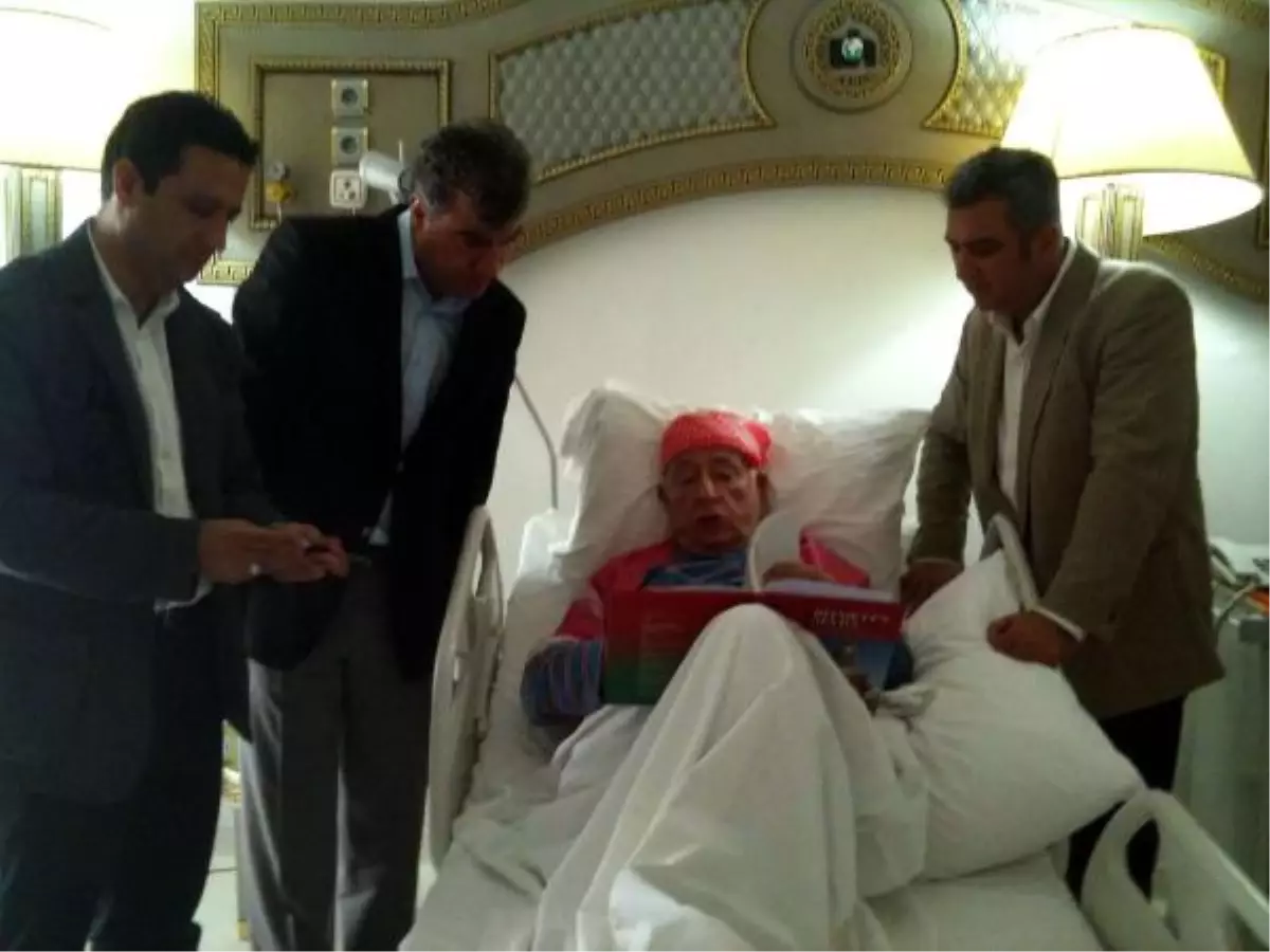 İzmir\'de CHP\'nin Yeni İl Başkanı Engin\'den Selçuk Yaşar\'a Hastanede Ziyaret