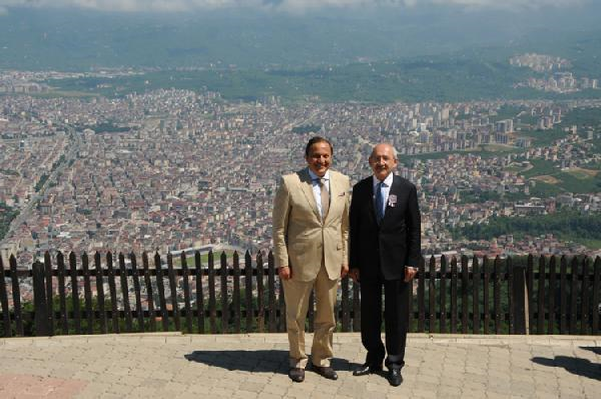 Kılıçdaroğlu, Mhp, Sp ve Has Parti Temsilcilerinin Üyesi Olduğu Dernek Tarafından Çiçekle...