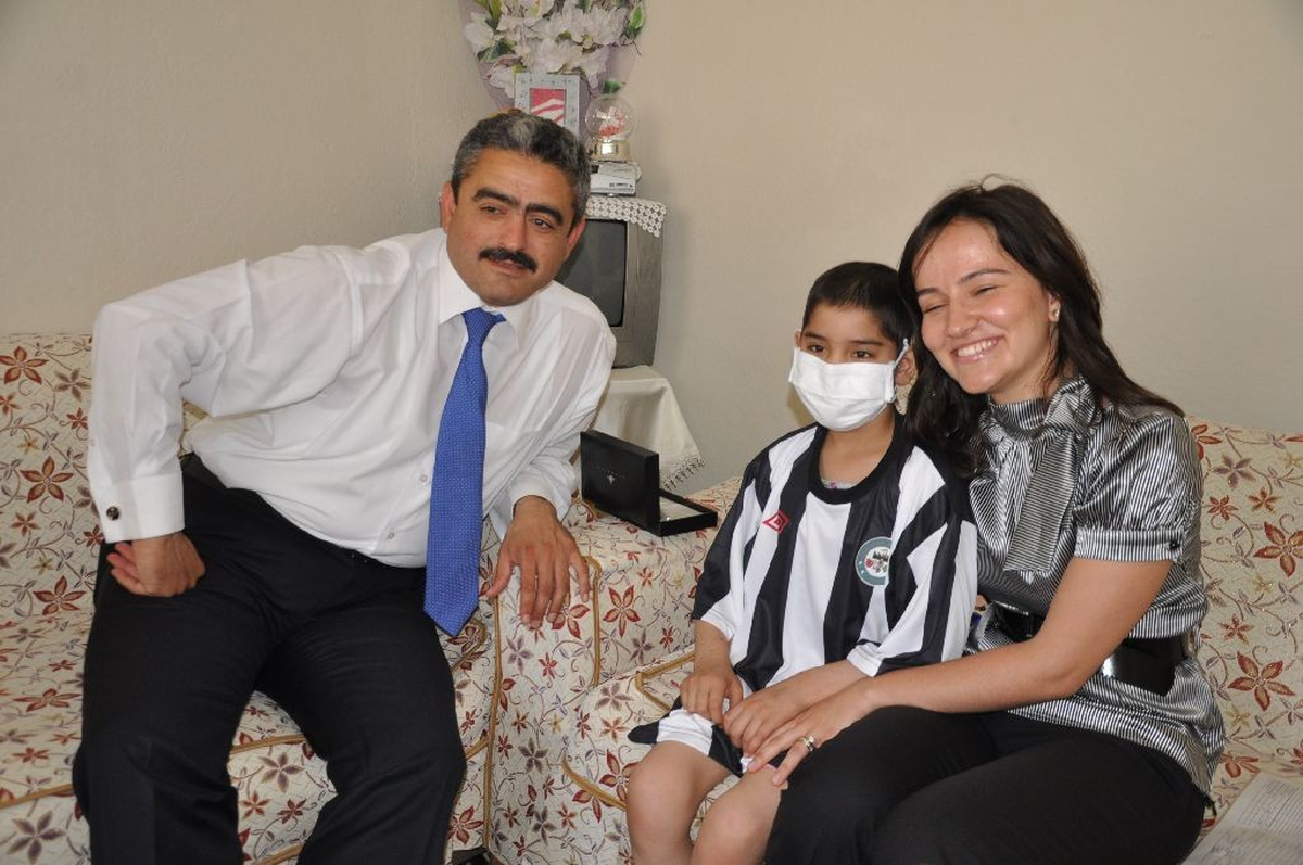 Lösemi Hastası Ebru\'nun Karnesini Başkan Alıcık Verdi